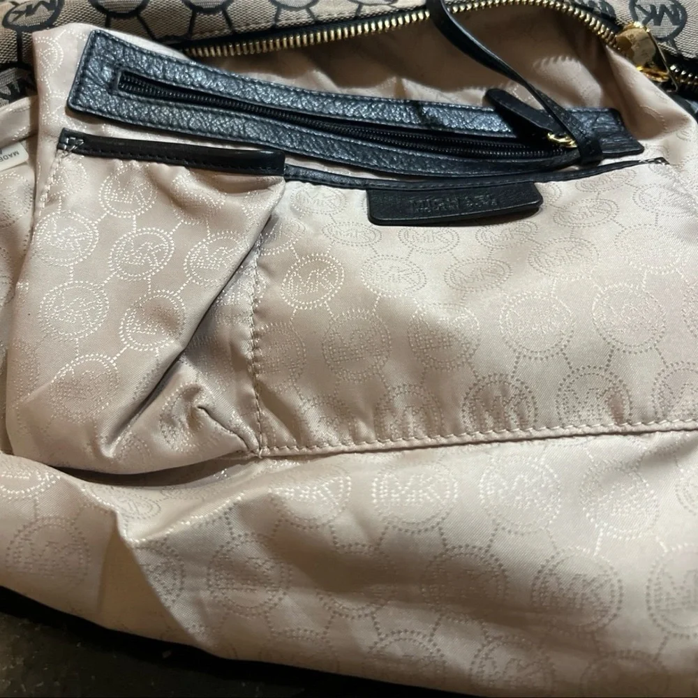 Michael Kors Hobo Handbag w/Dust Bag - Picture 5 of 6